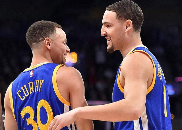 足球赛场上 足球赛场上