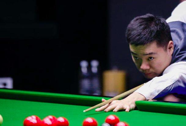 受采访时回 受采访时回